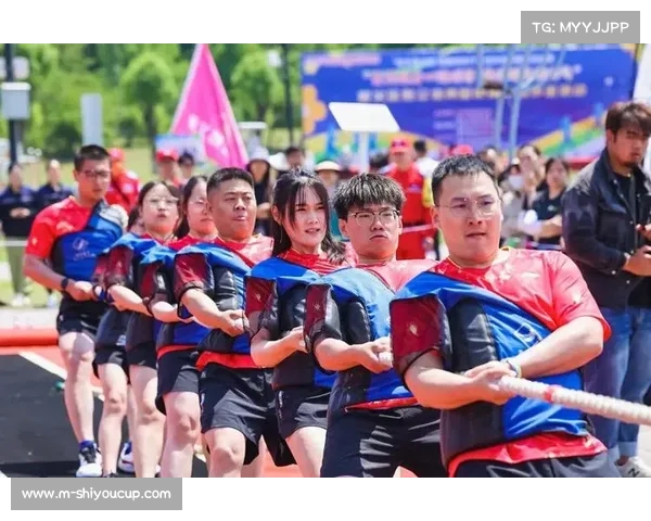 观众席助威声此起彼伏 拳手在加油声中积极进攻 观众席助威声此起彼伏 拳手在加油声中积极进攻