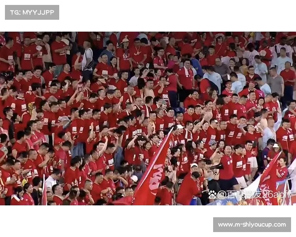 普利西奇梅开二度后指向看台,与客场球迷分享喜悦 普利西奇梅开二度后指向看台,与客场球迷分享喜悦